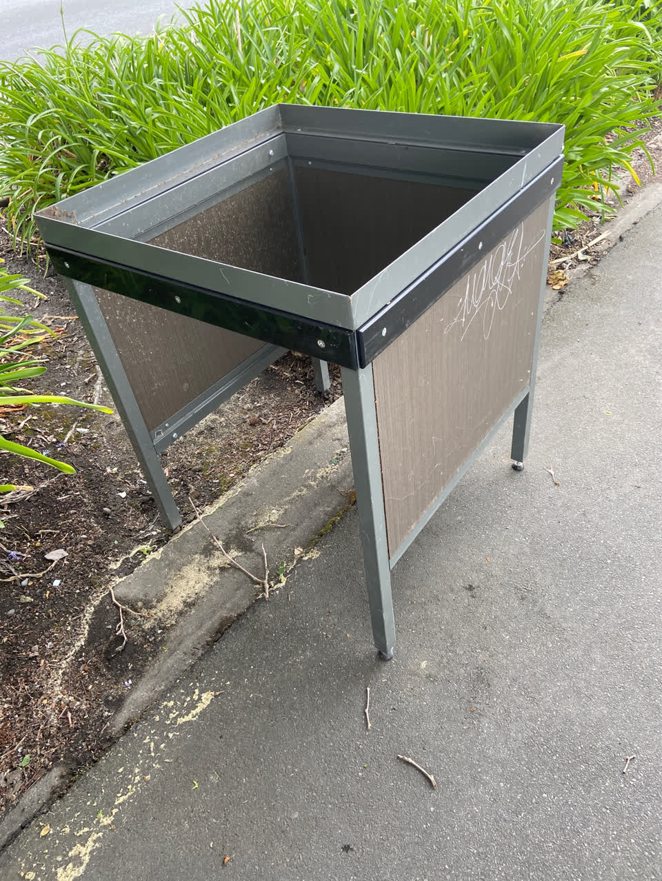 The photograph attached to this rubbish/recycling report
