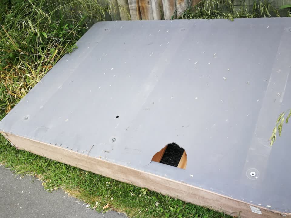 The photograph attached to this rubbish/recycling report