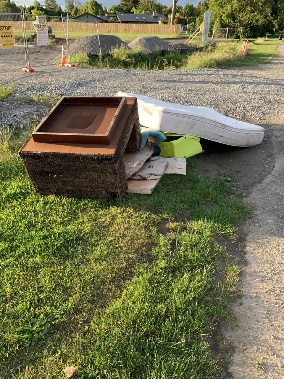 The photograph attached to this rubbish/recycling report