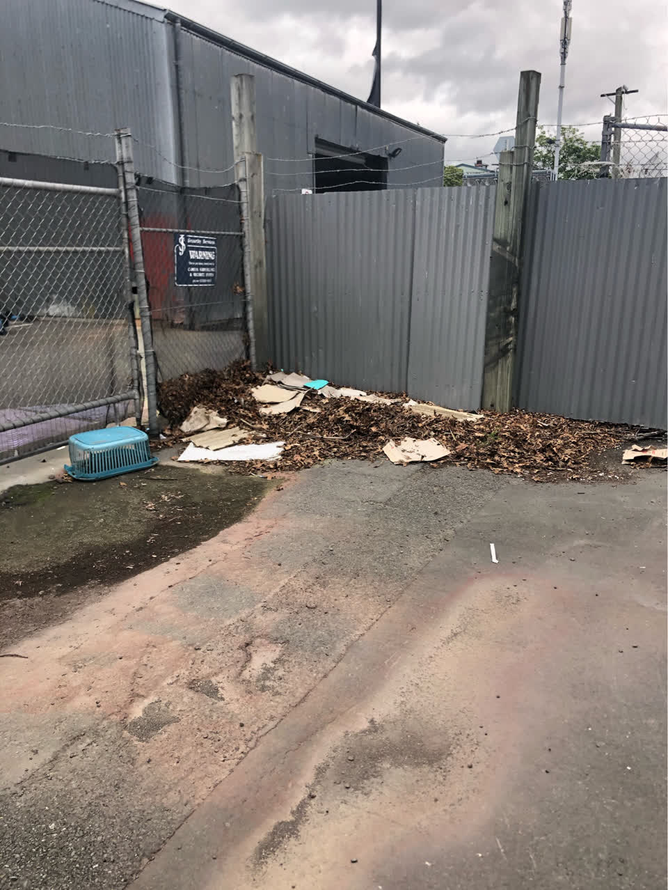 The photograph attached to this rubbish/recycling report