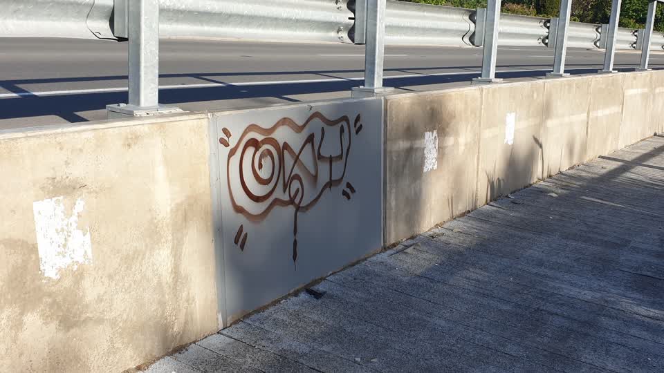 The photograph attached to this graffiti report