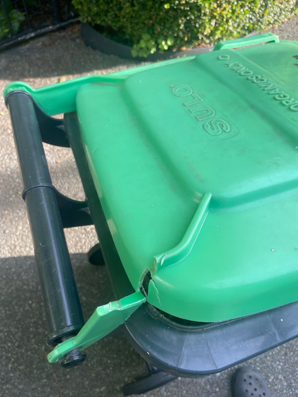 The photograph attached to this rubbish/recycling report