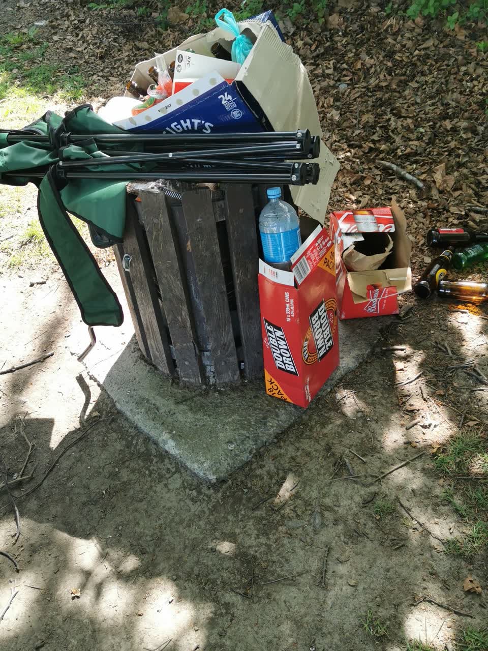 The photograph attached to this rubbish/recycling report