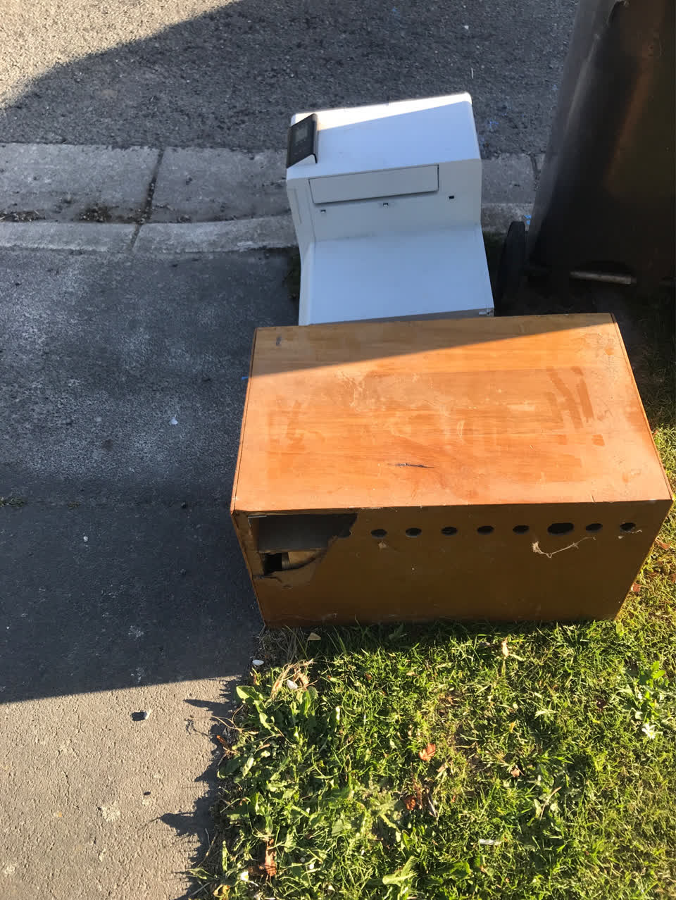 The photograph attached to this rubbish/recycling report