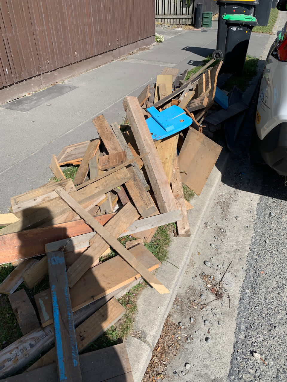 The photograph attached to this rubbish/recycling report