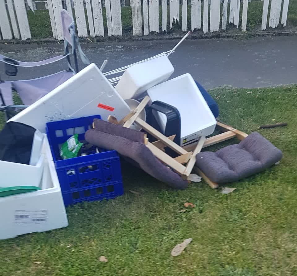 The photograph attached to this rubbish/recycling report