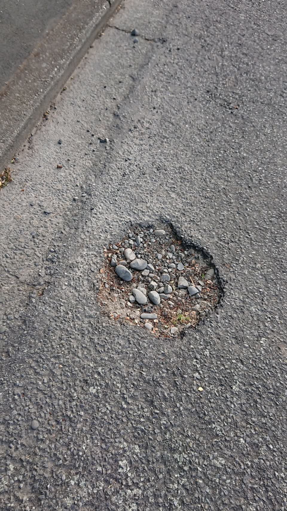 The photograph attached to this roading/streets report
