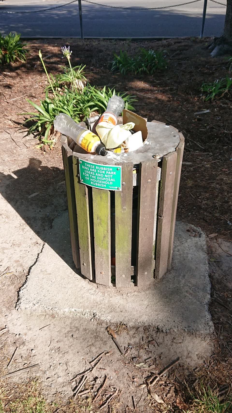 The photograph attached to this rubbish/recycling report