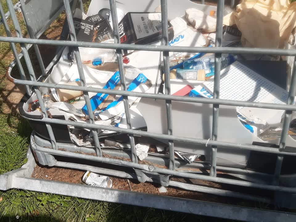 The photograph attached to this rubbish/recycling report