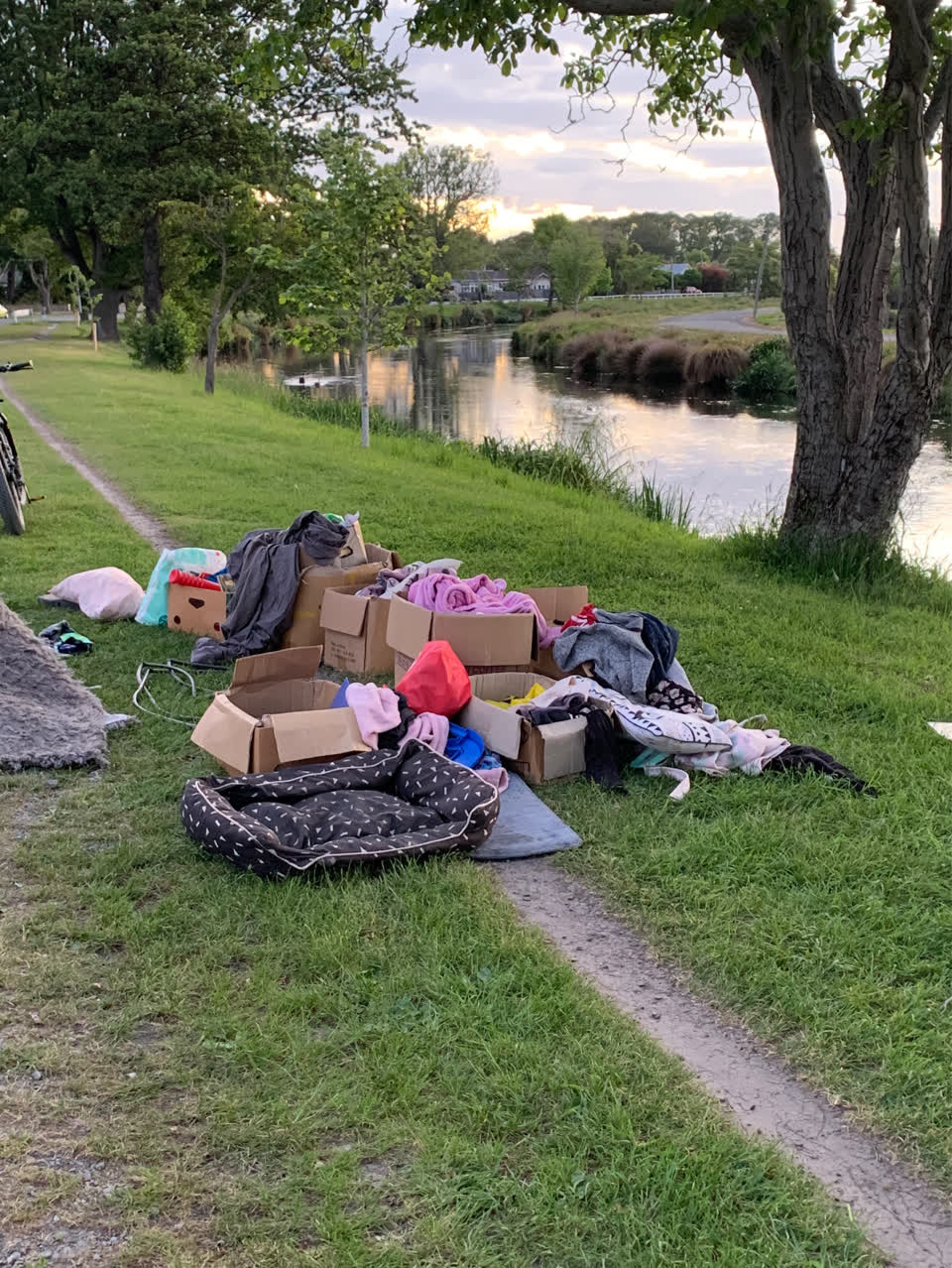 The photograph attached to this rubbish/recycling report