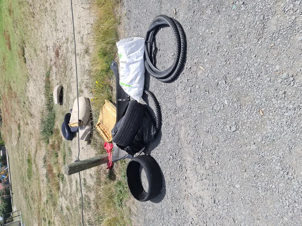 The photograph attached to this rubbish/recycling report