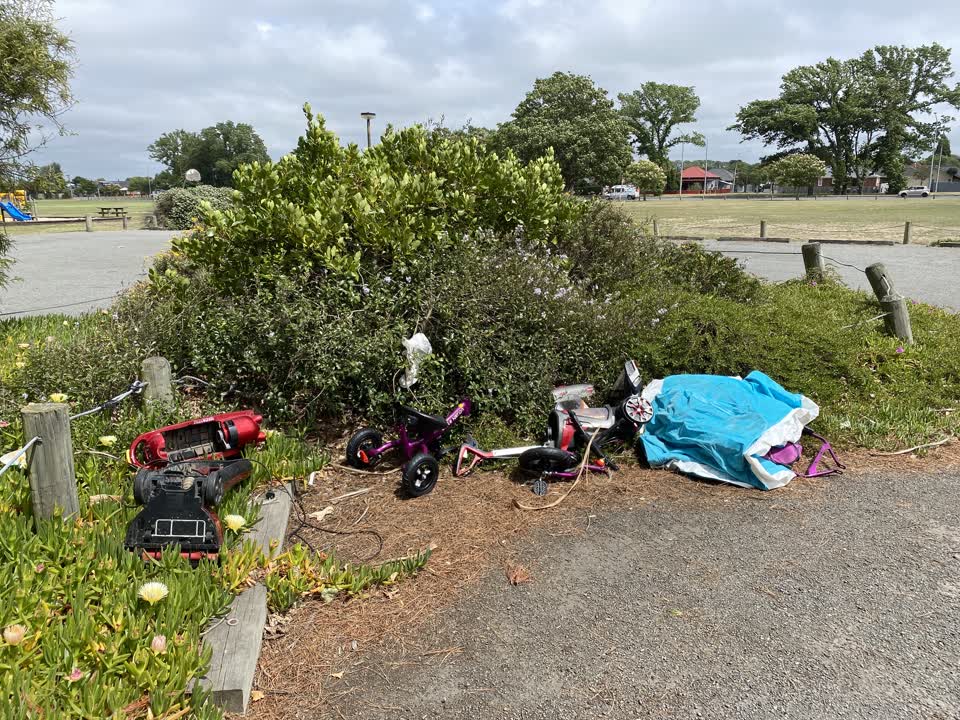 The photograph attached to this rubbish/recycling report