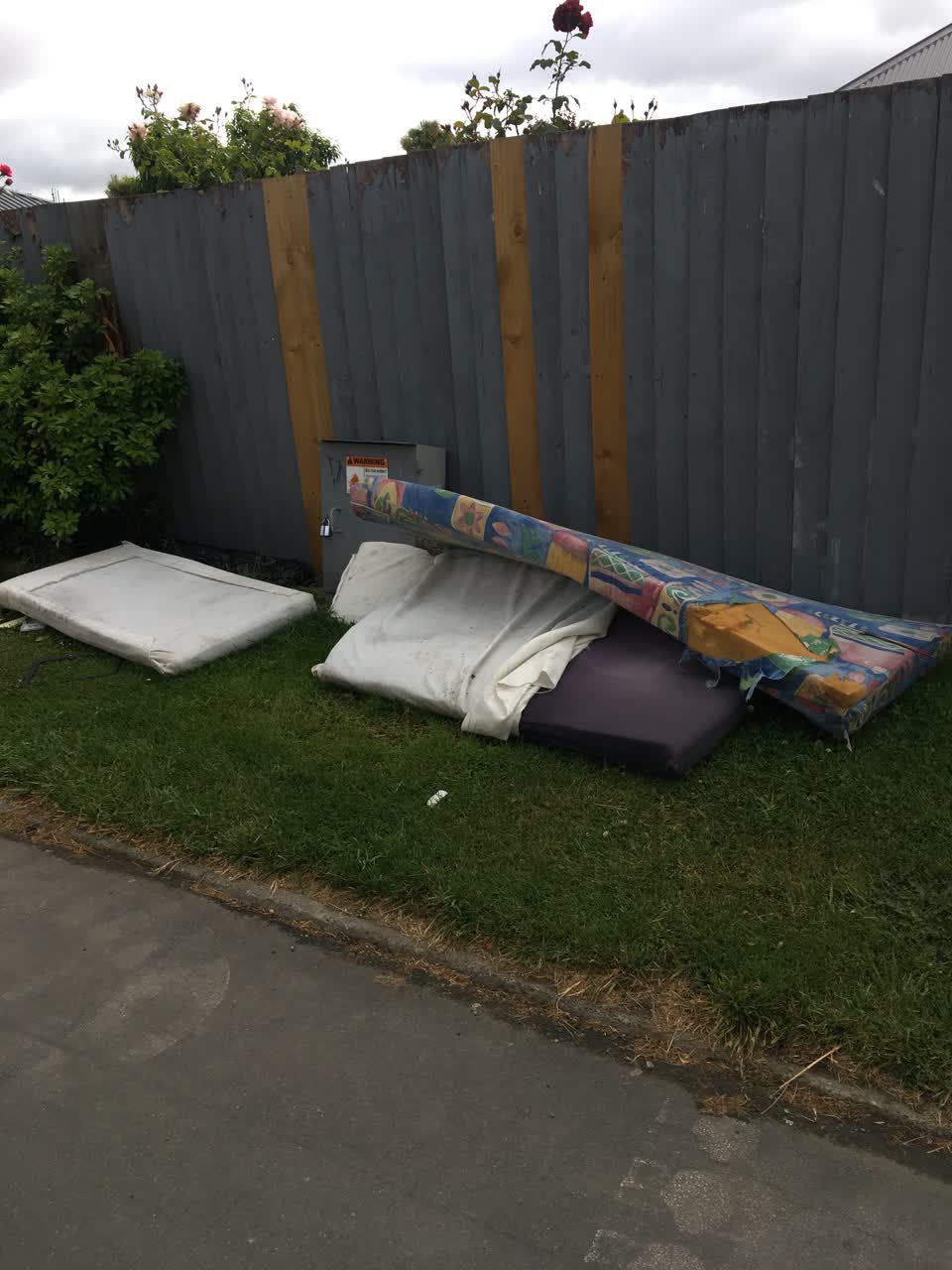 The photograph attached to this rubbish/recycling report