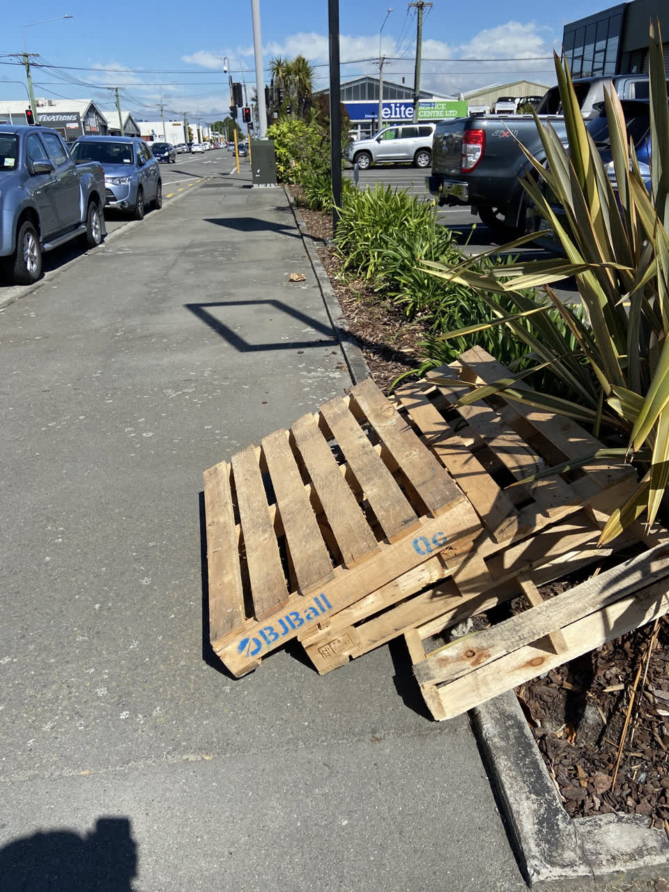 The photograph attached to this rubbish/recycling report