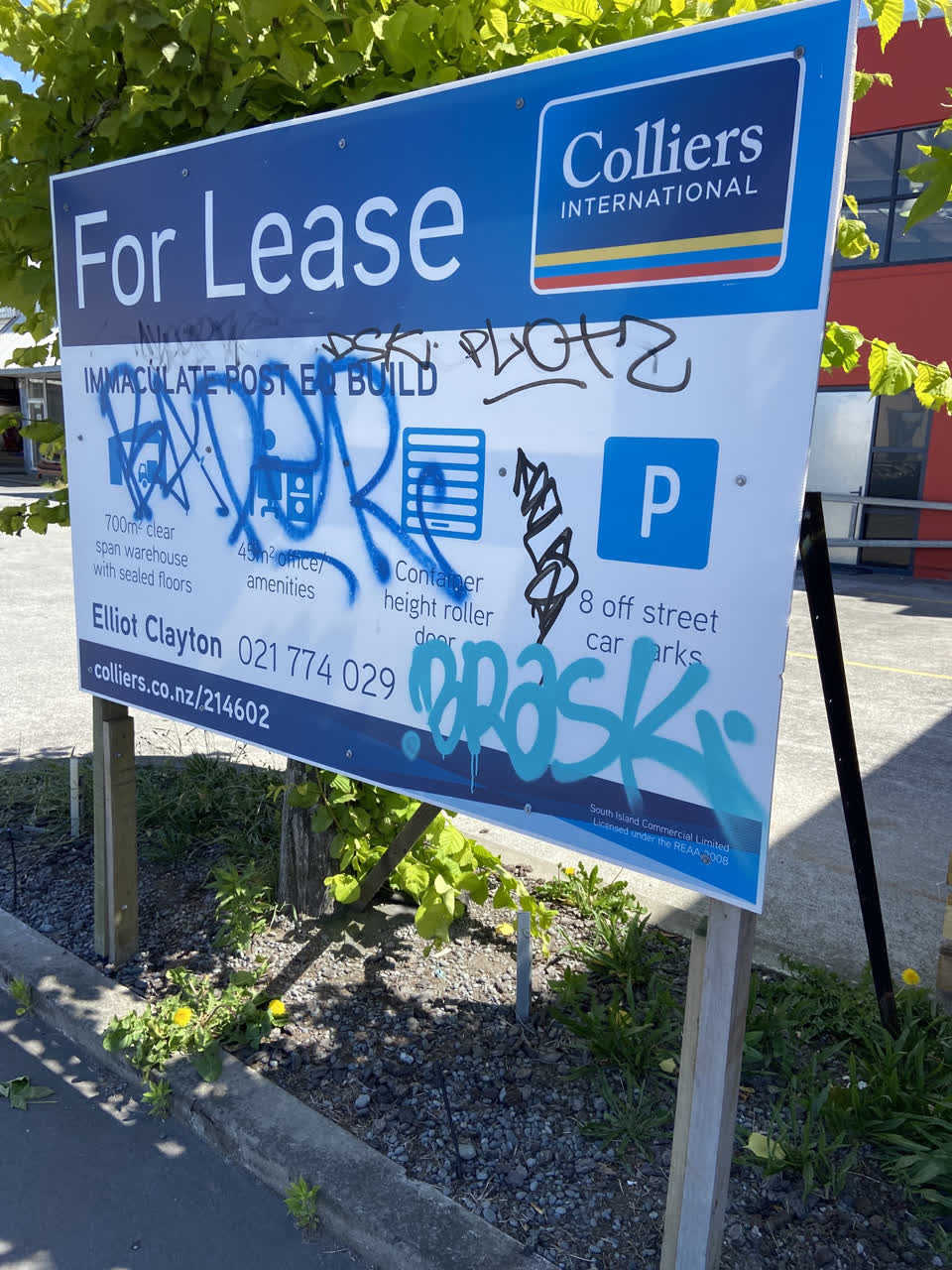The photograph attached to this graffiti report