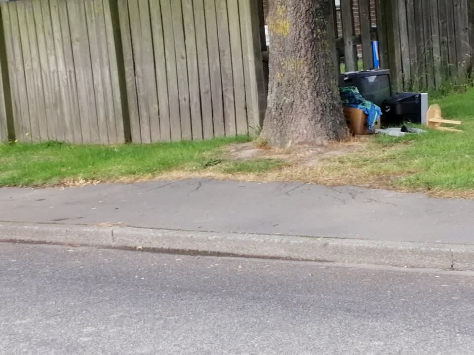 The photograph attached to this rubbish/recycling report