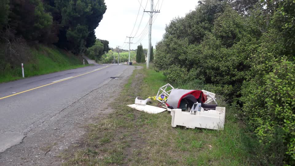 The photograph attached to this rubbish/recycling report
