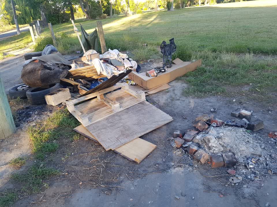The photograph attached to this rubbish/recycling report