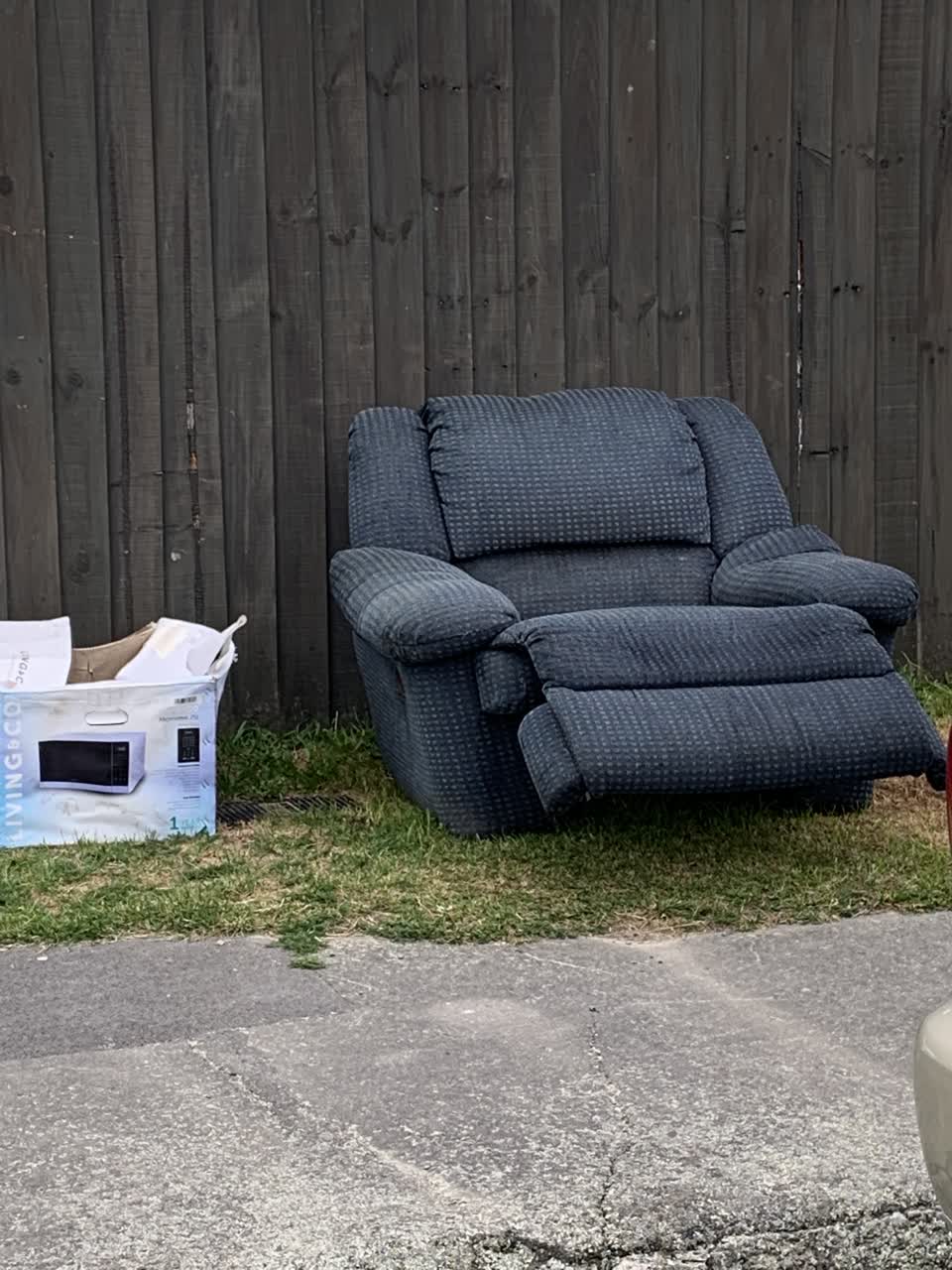 The photograph attached to this rubbish/recycling report