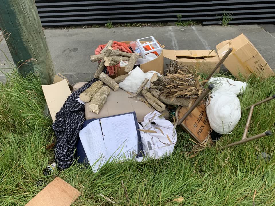 The photograph attached to this rubbish/recycling report