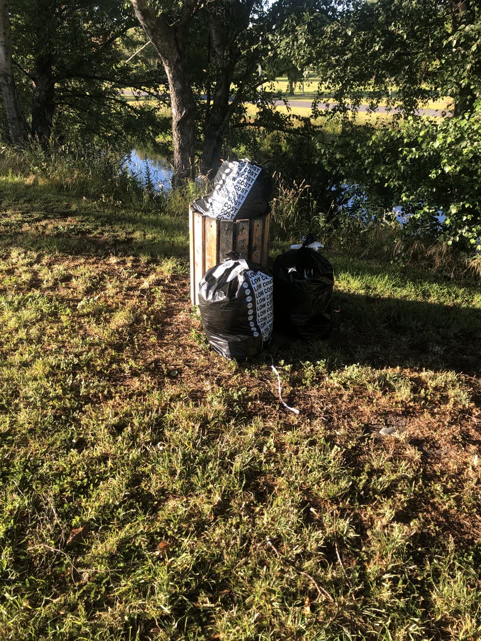 The photograph attached to this rubbish/recycling report