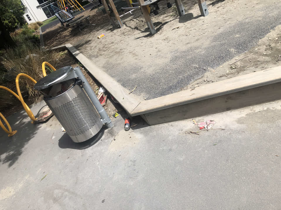 The photograph attached to this rubbish/recycling report