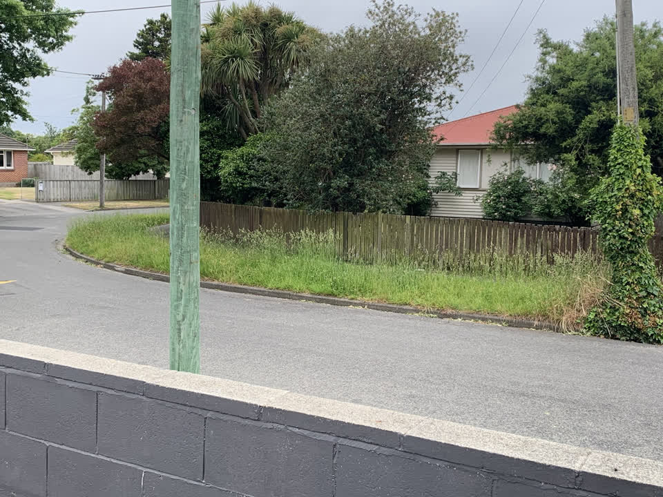 The photograph attached to this street light outage report