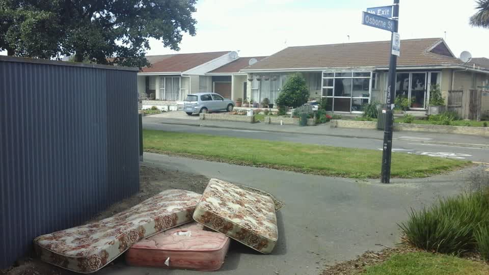 The photograph attached to this rubbish/recycling report