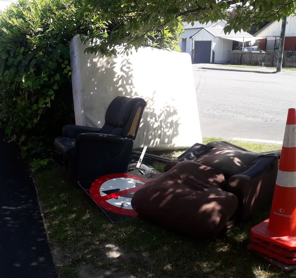 The photograph attached to this rubbish/recycling report