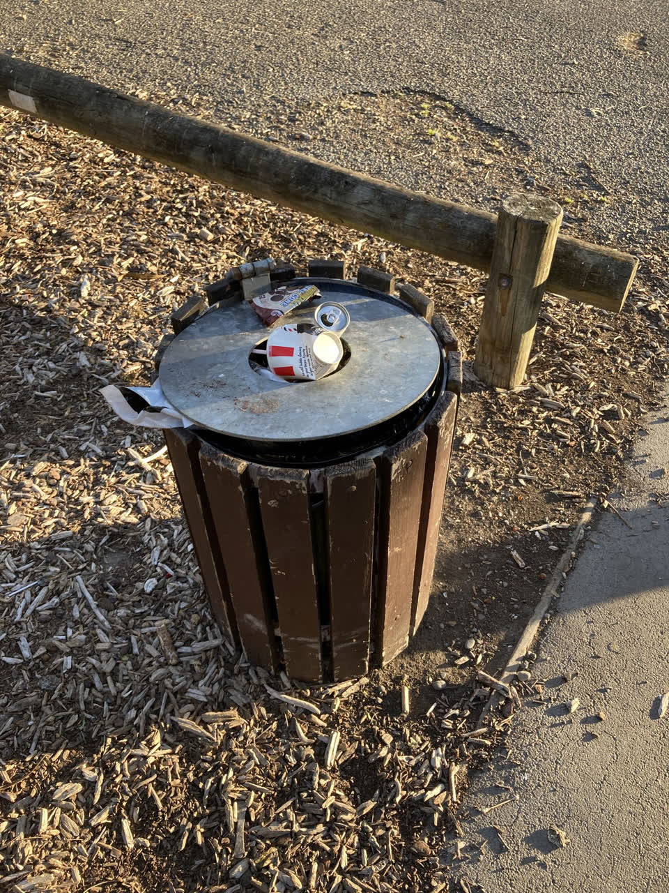 The photograph attached to this rubbish/recycling report