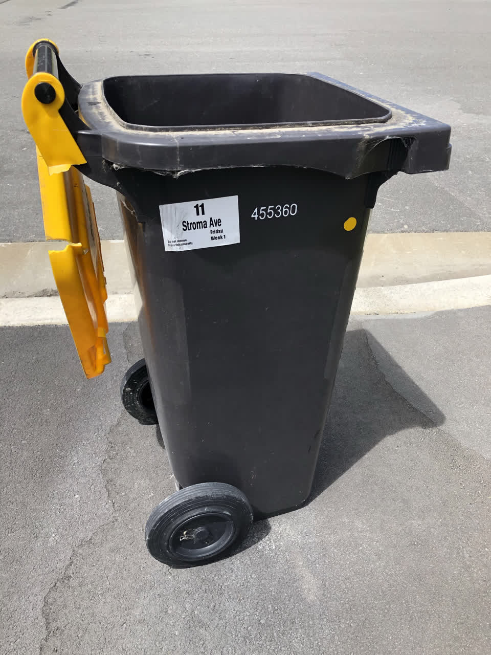 The photograph attached to this rubbish/recycling report