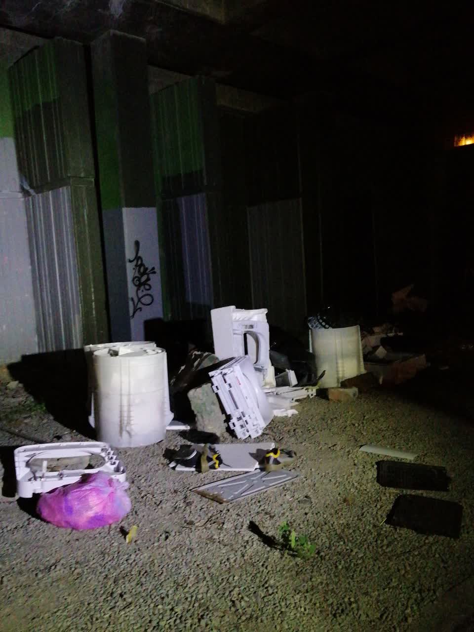 The photograph attached to this rubbish/recycling report