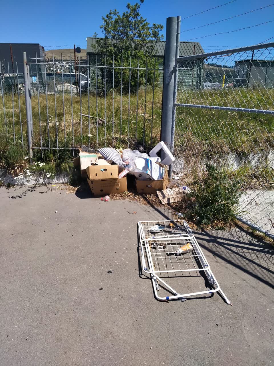 The photograph attached to this rubbish/recycling report