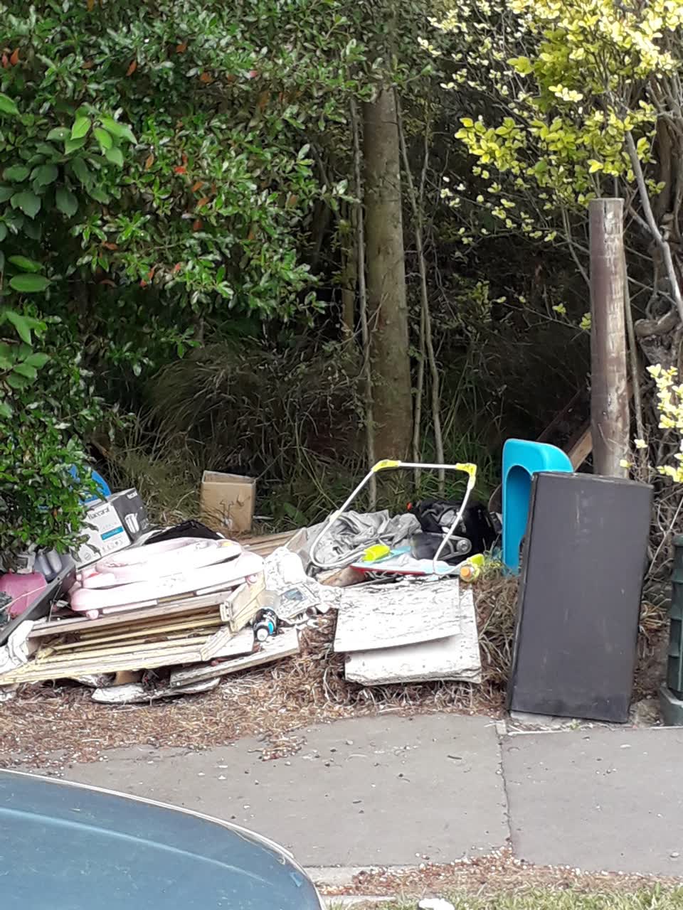 The photograph attached to this rubbish/recycling report