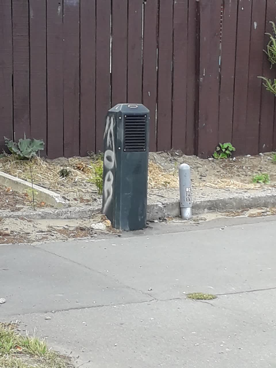 The photograph attached to this rubbish/recycling report