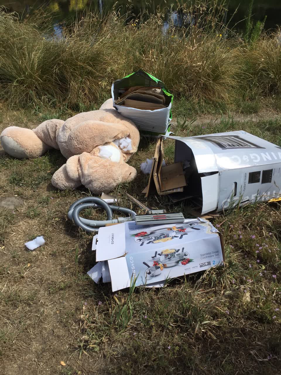 The photograph attached to this rubbish/recycling report