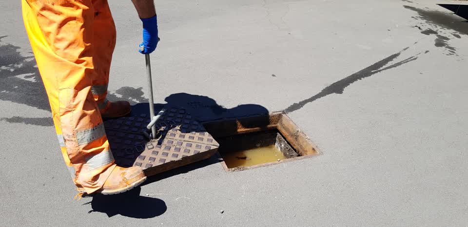 The photograph attached to this sewer - leak / blockage report