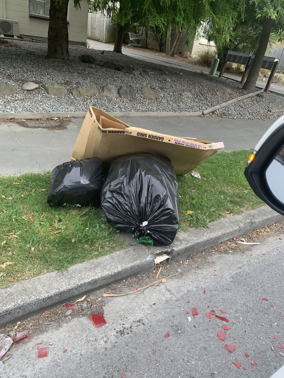 The photograph attached to this rubbish/recycling report
