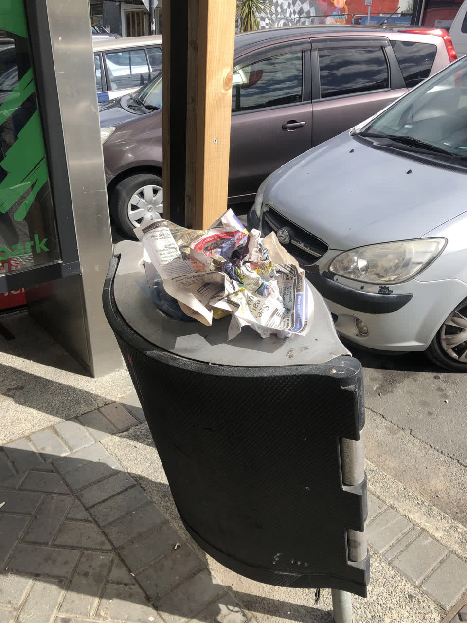 The photograph attached to this rubbish/recycling report