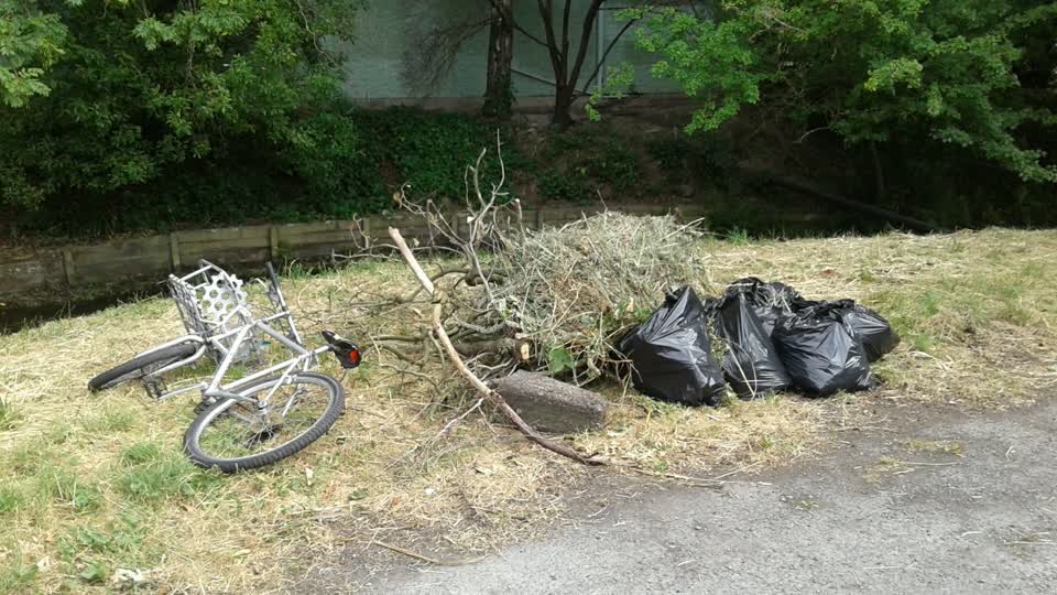 The photograph attached to this rubbish/recycling report