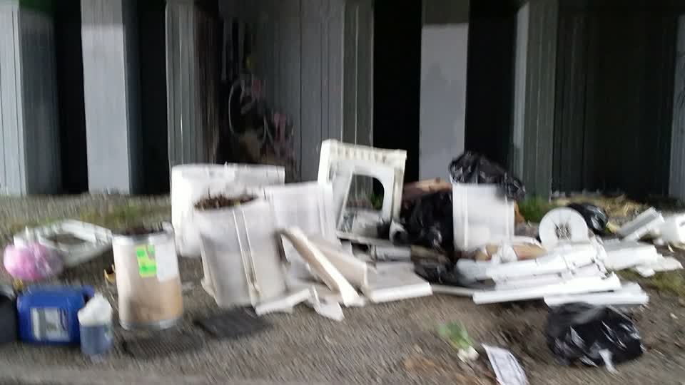 The photograph attached to this rubbish/recycling report