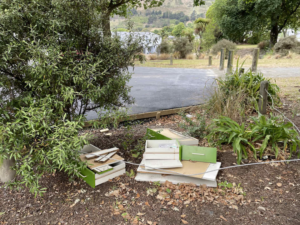 The photograph attached to this rubbish/recycling report
