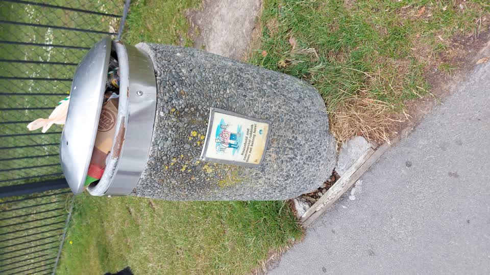 The photograph attached to this rubbish/recycling report