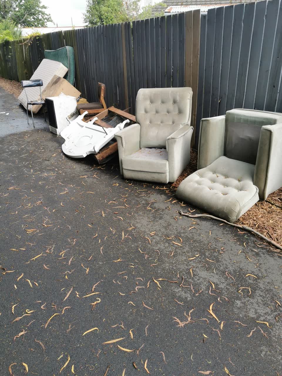 The photograph attached to this rubbish/recycling report