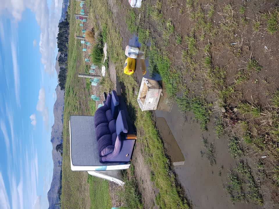 The photograph attached to this rubbish/recycling report