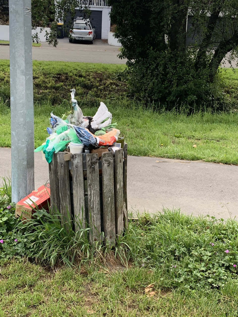 The photograph attached to this rubbish/recycling report