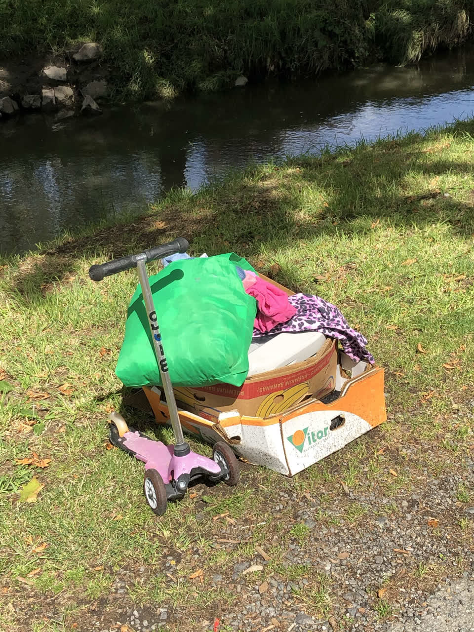 The photograph attached to this rubbish/recycling report