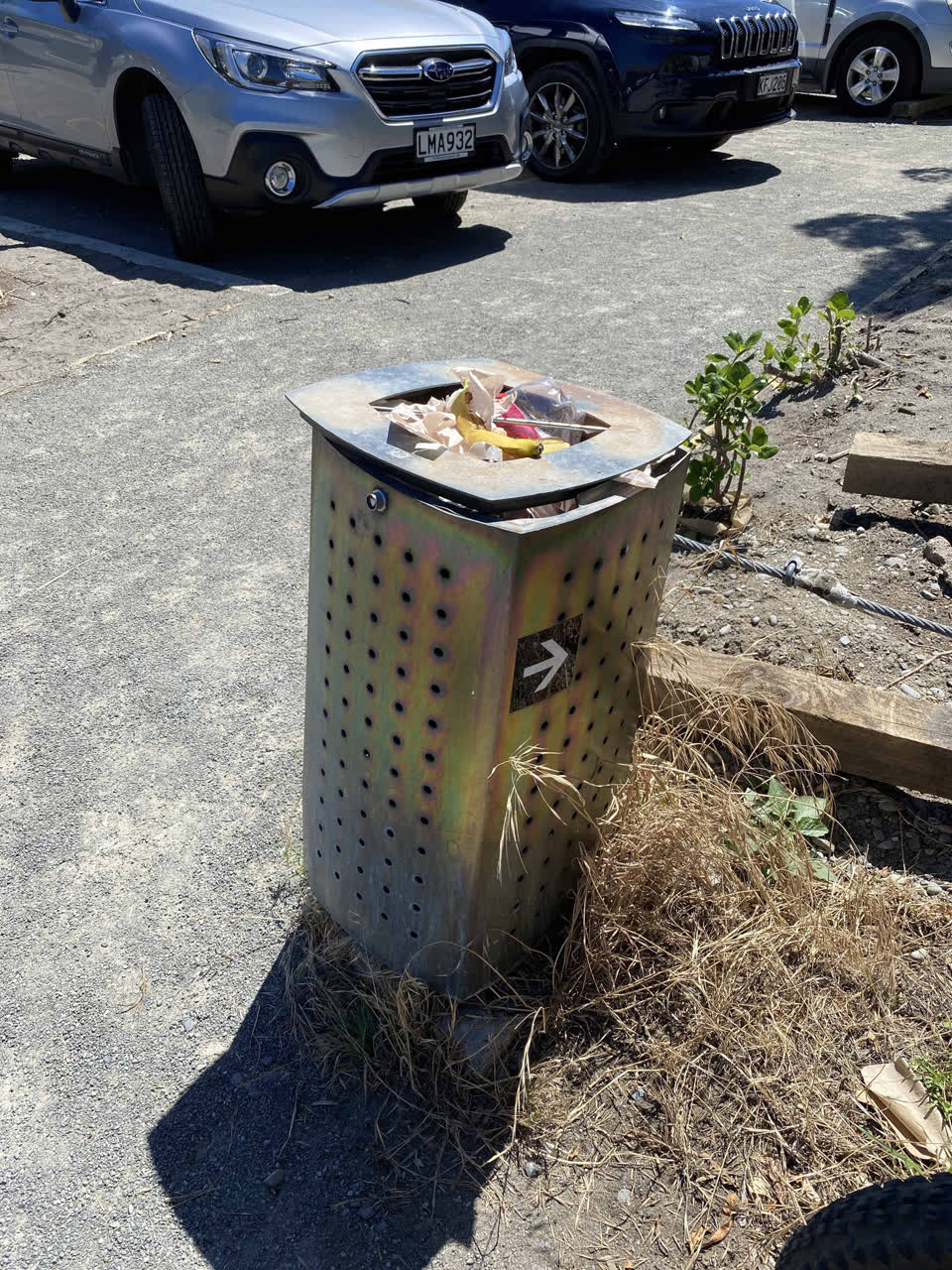 The photograph attached to this rubbish/recycling report