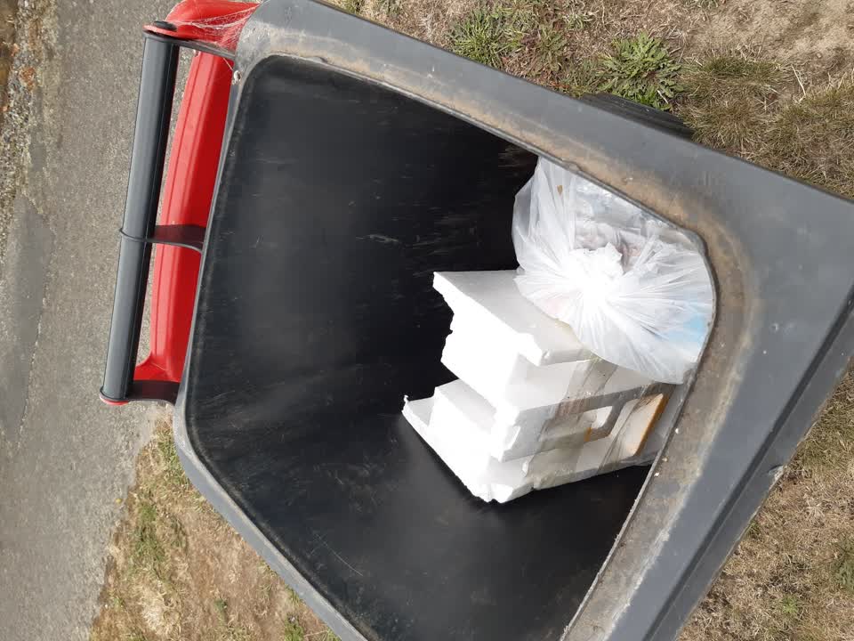 The photograph attached to this rubbish/recycling report
