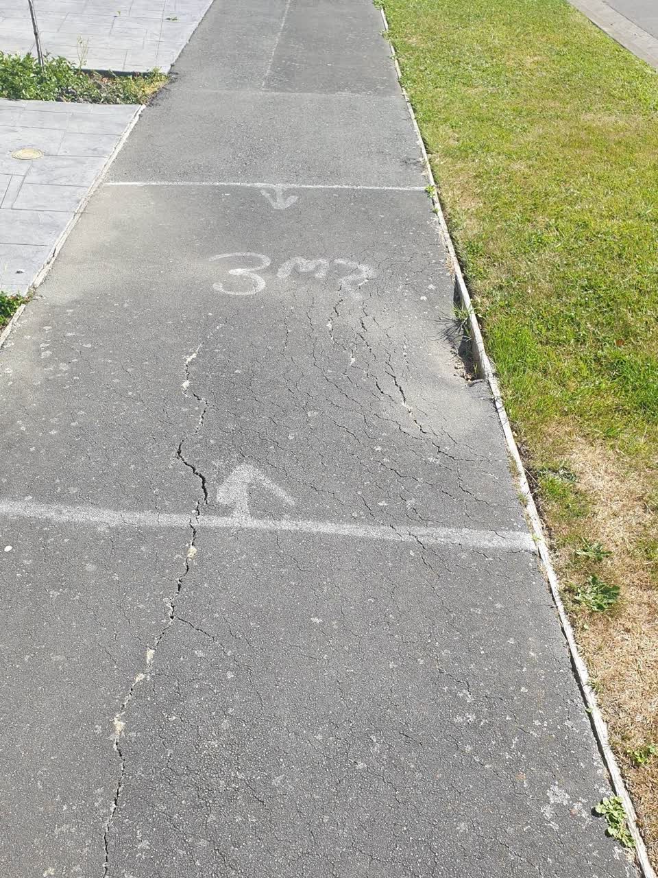 The photograph attached to this roading/streets report